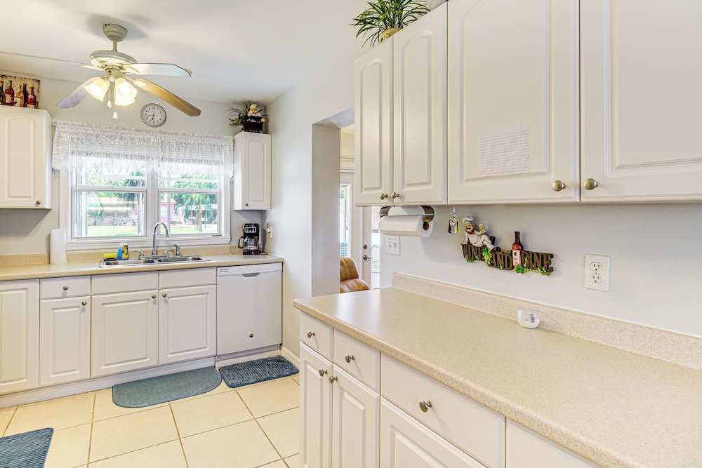 1 Mi to Lake Jackson: Home w/ Screened Patio!