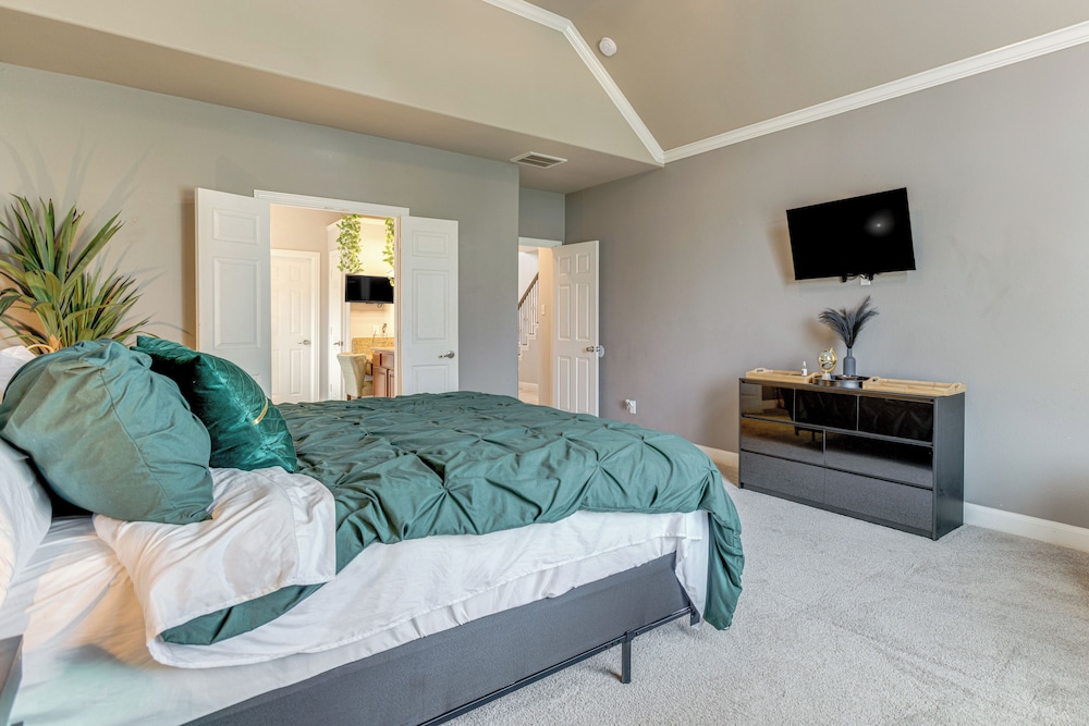 Pet-friendly Home w/ Patio & Yard in Rosharon