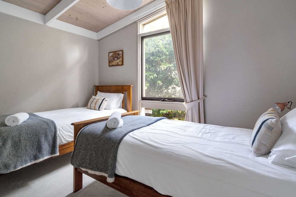 Secluded 3-bed Retreat Moments to the Beach