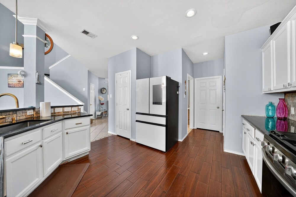 San Antonio Oasis Hot Tub & Pool Access 4 Bedroom Home