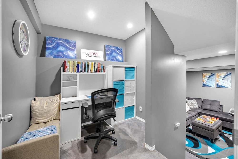 12 Spacious Home w A C Crib Garage By Airport