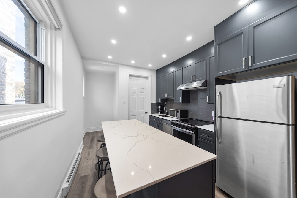 SPACIOUS RENOVATED APARTMENT SLEEPS 12 - Image 3