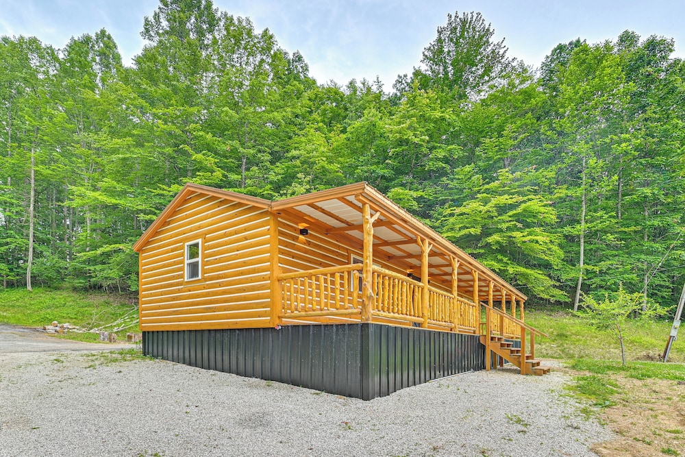 Covered Deck & Hot Tub: Cozy Retreat in Campton!