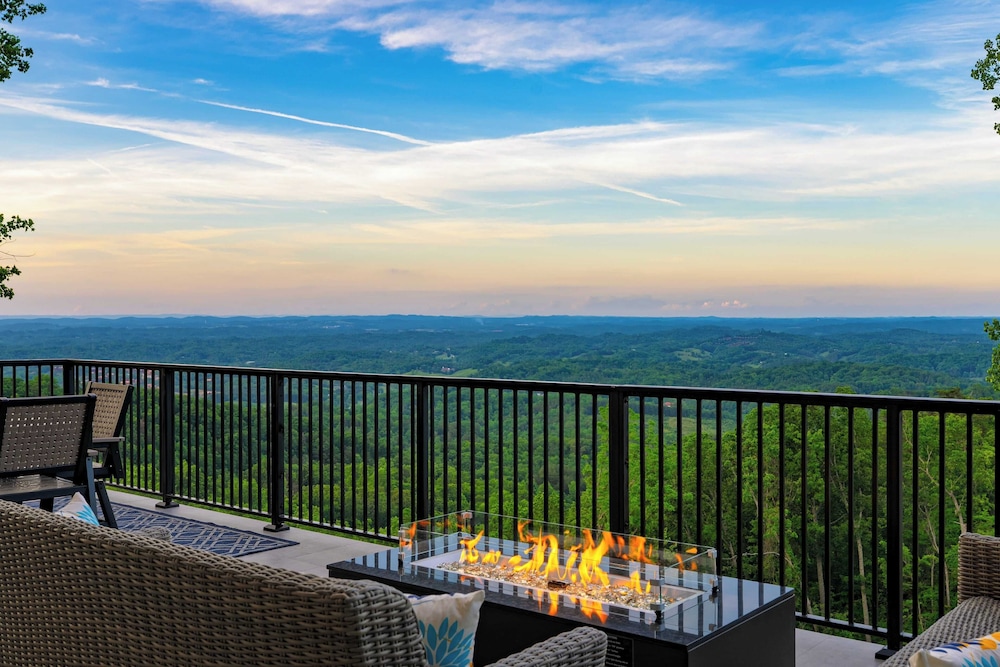 Luxury Group Retreat w/ Indoor Pool, Arcade & 56-mile Views Grand Vista Retreat