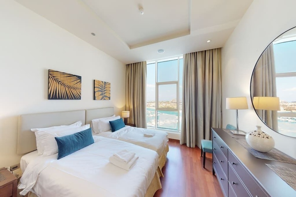 2 BD Tiara Palm Views Beach Pool Amazing Views of the Palm