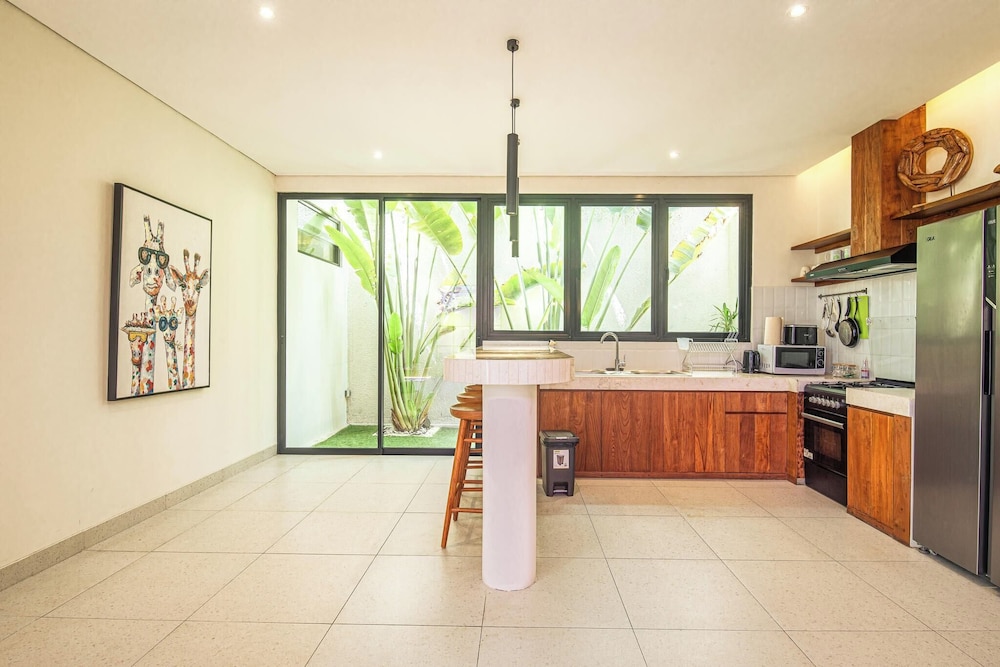 Chic 4-br Villa in Central Seminyak, Beach 5 Mins