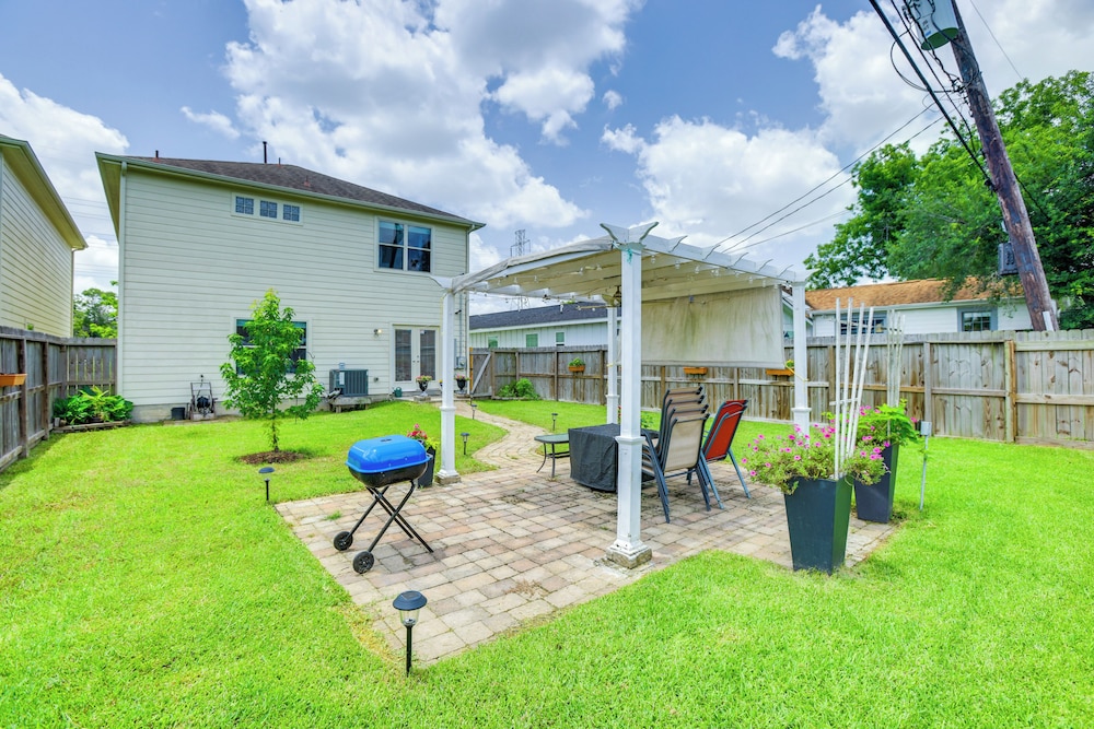 Yard + Pergola: Home 5 Mi to Dtwn Houston!