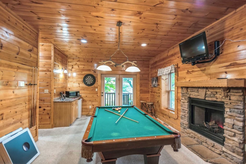 Resort Cabin w/ Hot Tub, Pool Table, Deck Views Summit View Way by Avantstay