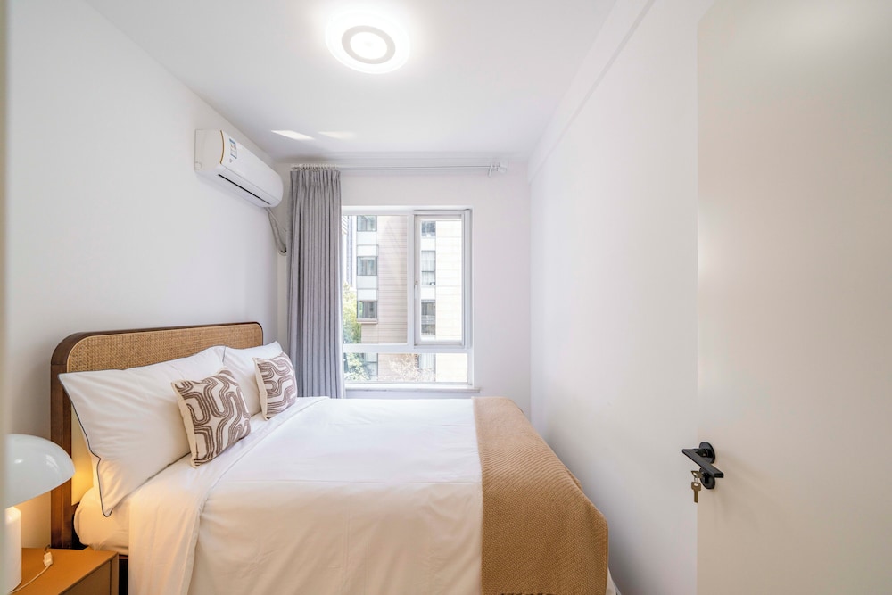 Tyms Stylish 3BR 2BA Apt Xujiahui Shops