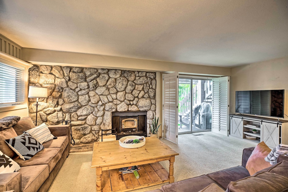 Hot Tub Access: Mammoth Lakes Nature Escape! view 2
