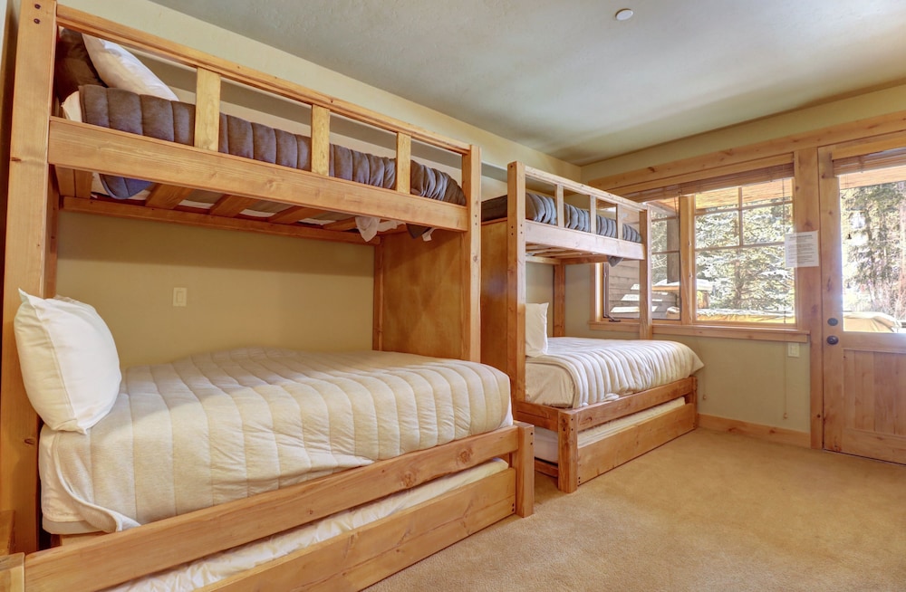 Mountain Chalet Right Next To The Lift - 39B by RedAwning