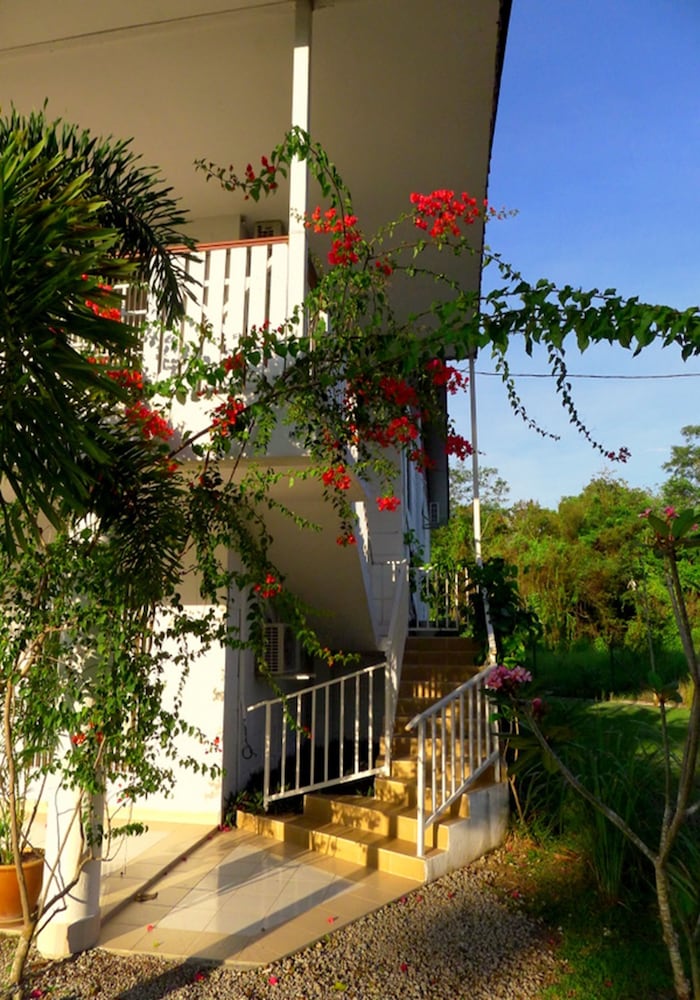 Red Door Apartments photo 3