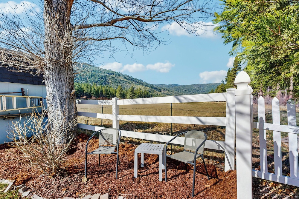 Unique 3br: Mountain Views, Hot Tub & Wood Stove