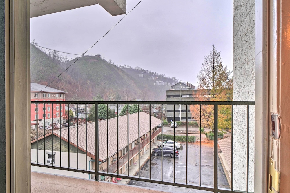 Cozy Downtown Gatlinburg Condo w/ Pool Access view 5