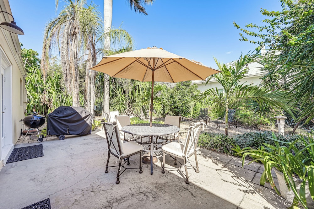 1 Block to Beach - Home w/ Pool in Old Naples!