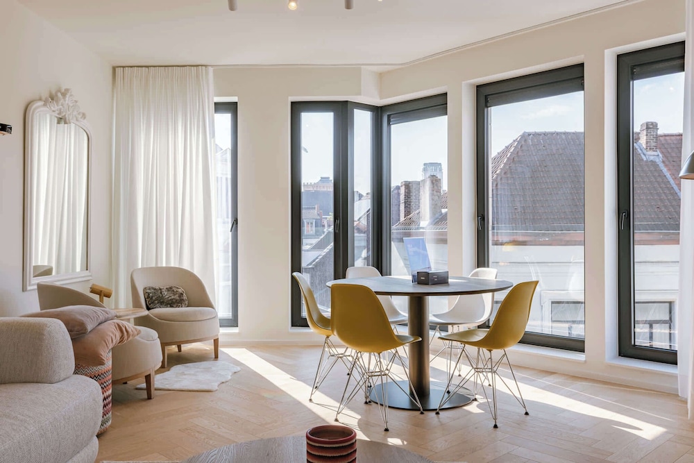 The Sassy Summit - Chic Comfort Views Good Vibe
