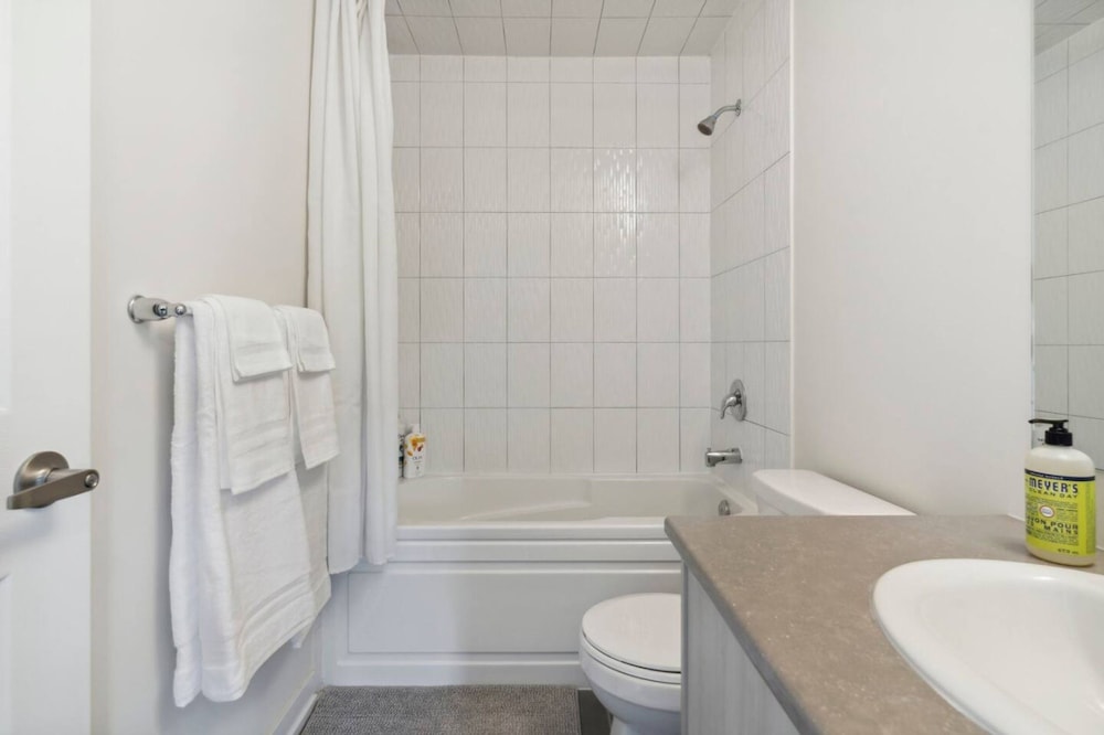 A Brand New 4BR Townhouse in Thorold Retreat