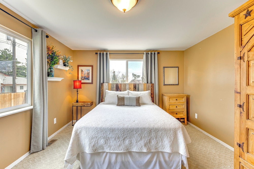 1 Mi to Attractions: Getaway w/ Mtn Views!