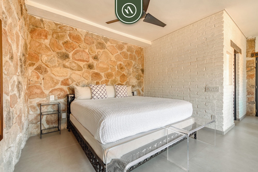 1 BR Mountain Retreat - 5 min to Beach - Pool