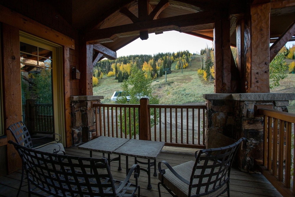Grand Lodge - Five Bedroom #402 - Ski-in/ski-out 5 Condo