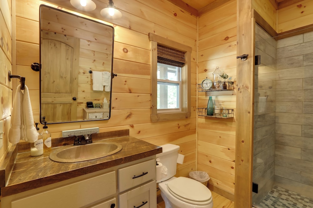 Family Oasis w/ Game Room & 2 Decks in Blue Ridge!
