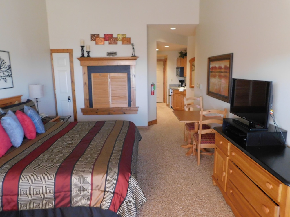 Longhollow Point Inn Studio 1321 view 4