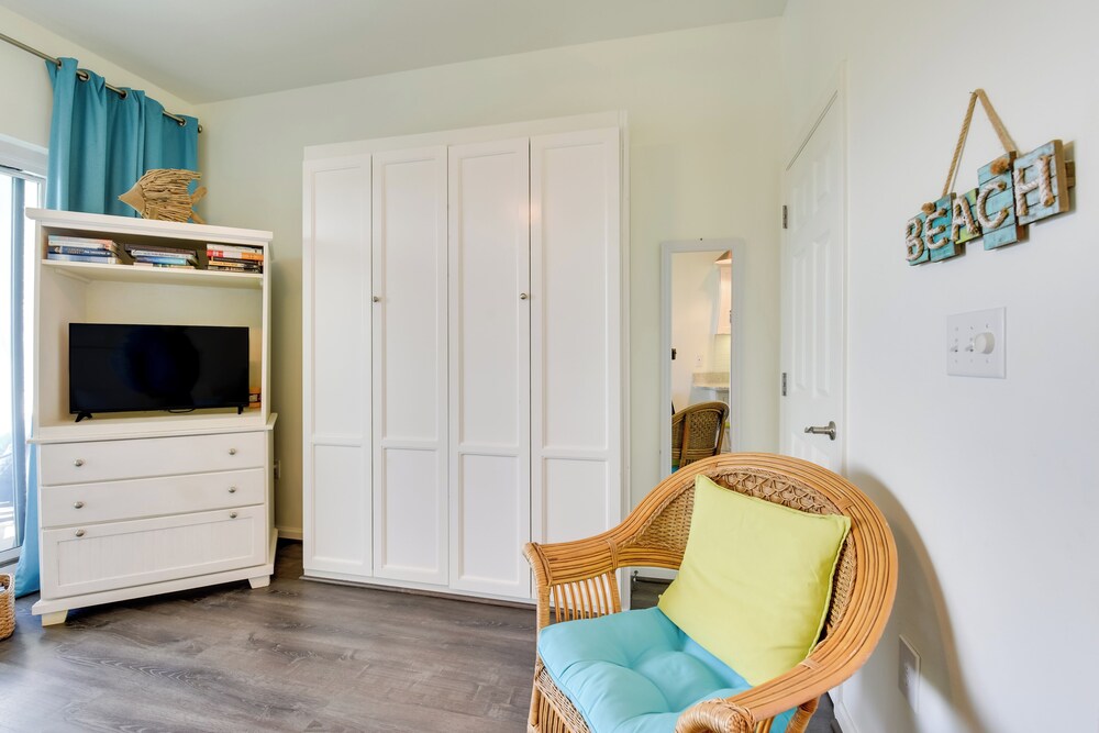 Walkable Condo w/ Pool Btwn Rosemary & Alys Beach!