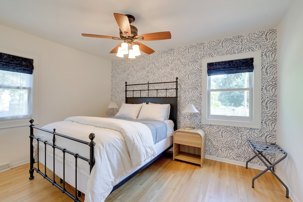 Home 8 Mi to Dtwn Minneapolis! Pet-friendly Yard