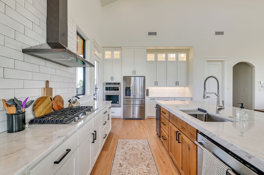 Rural Home w/ Hot Tub < 7 Mi to Winery & Golfing