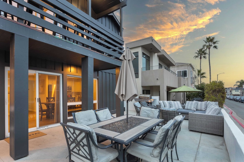 Sandy by Avantstay Oceanview, Steps to Beach Patio w/ Fire Pit + Dining Area