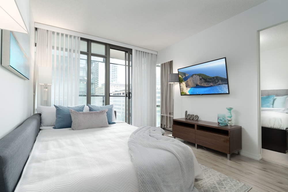 Modern Condo in Financial District - Image 4