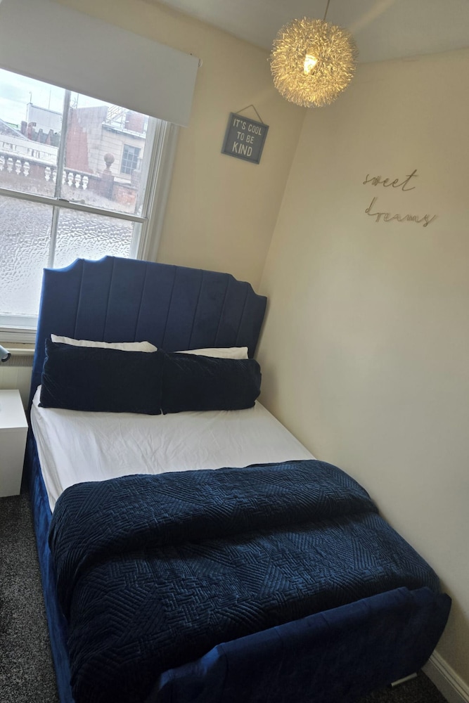 2 Bed - Sleeps 6 - Private Balcony - City Centre