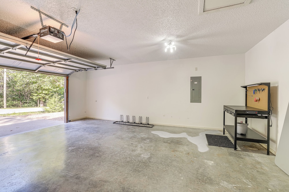 Bike, Golf, Swim: Modern Bella Vista Home w/ Deck!