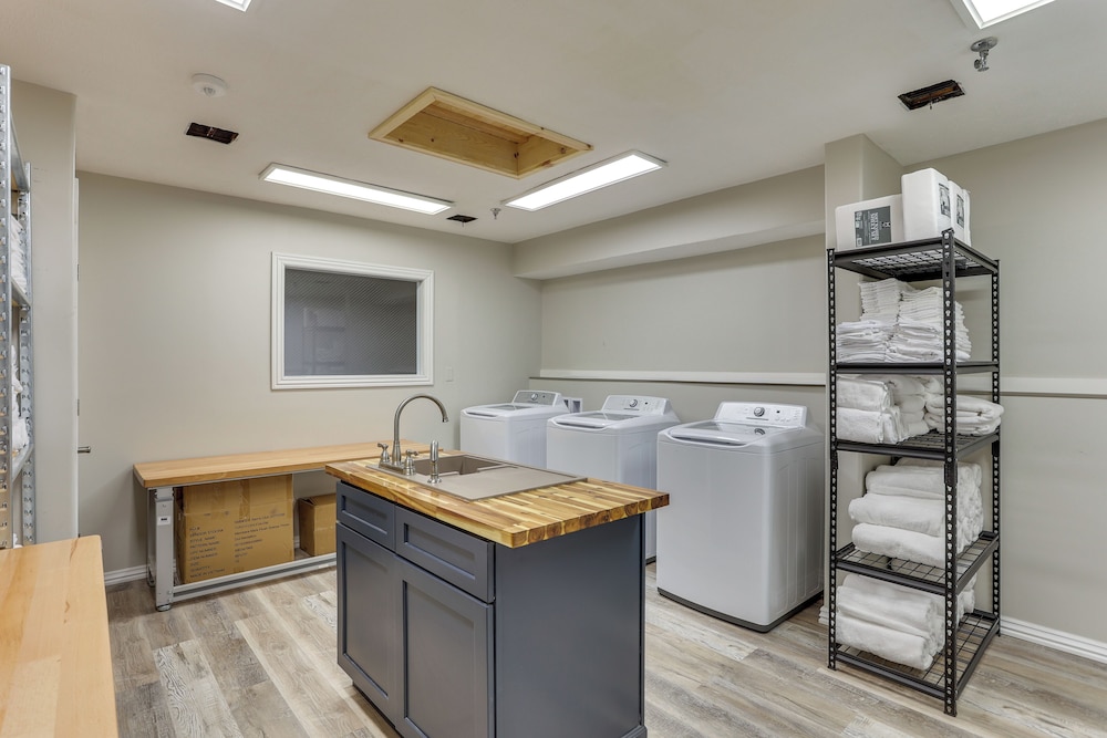 Walk to Ocu, Golf: Updated Oakland City Studio!