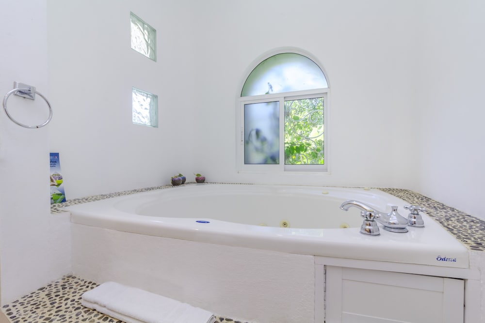 Spacious Villa With Beautiful Garden Sleeps 8 view 5