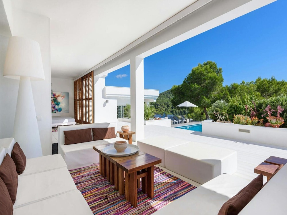 Magnificent Holiday Home With View