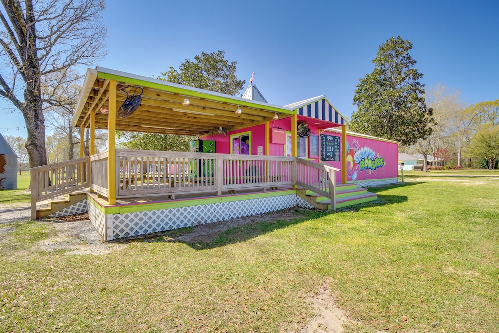 Colorful & Retro Perkinston Cottage w/ Yard!