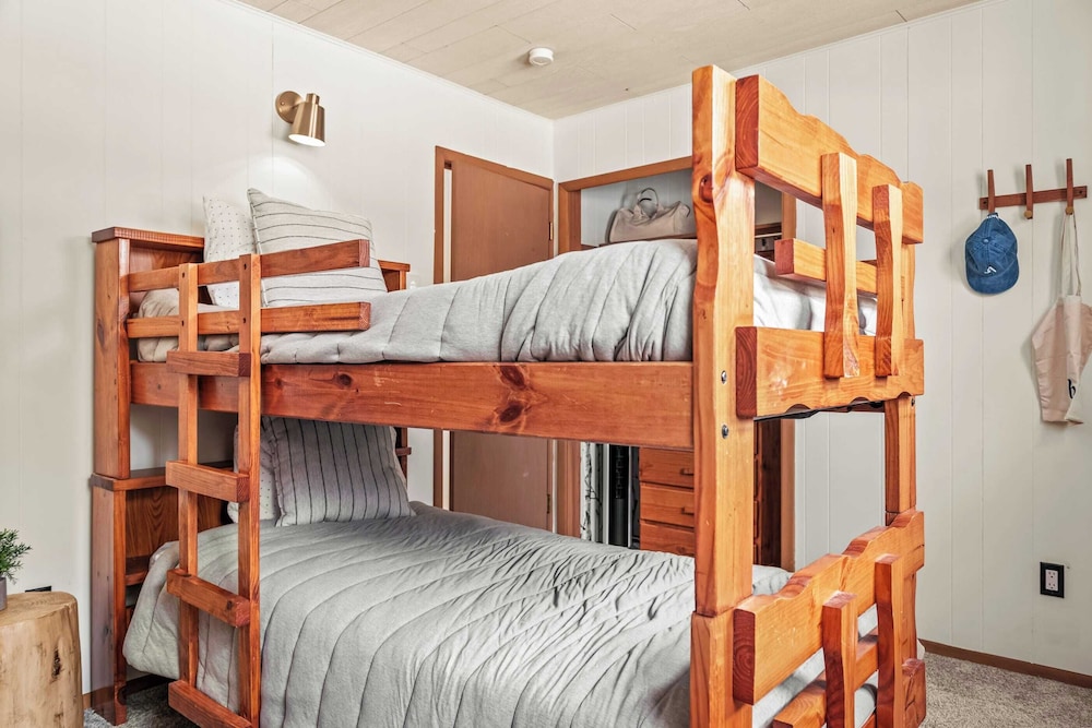 The Pines Cozy Arrowhead Lake Escape With Pools and Outdoor Adventures