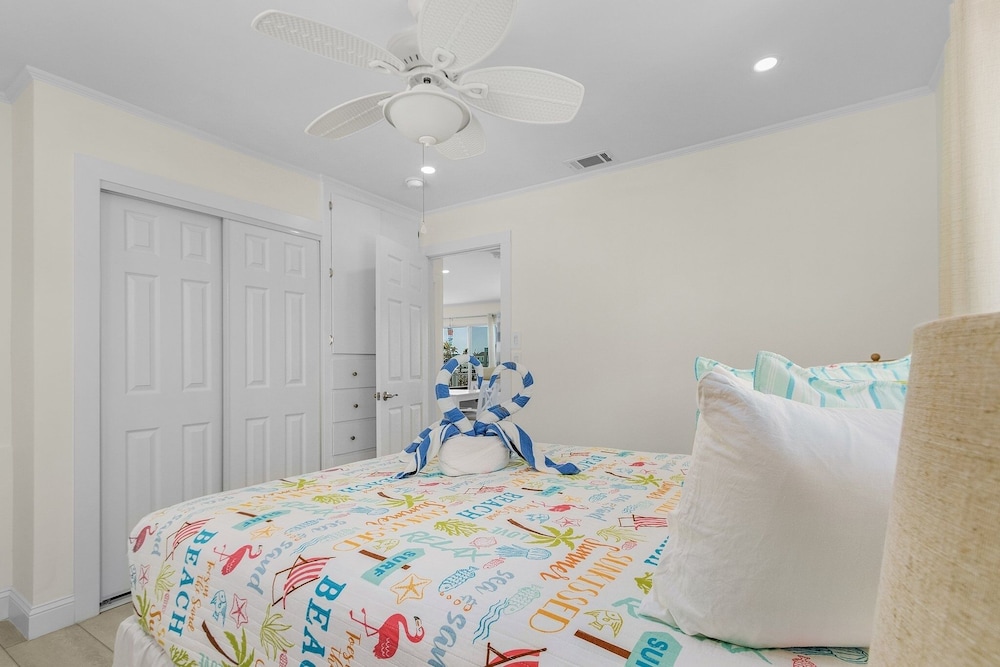 920 Bay Breeze Bungalow: Stunning Bay View Home W/ Heated Pool! 2 Bedroom Home