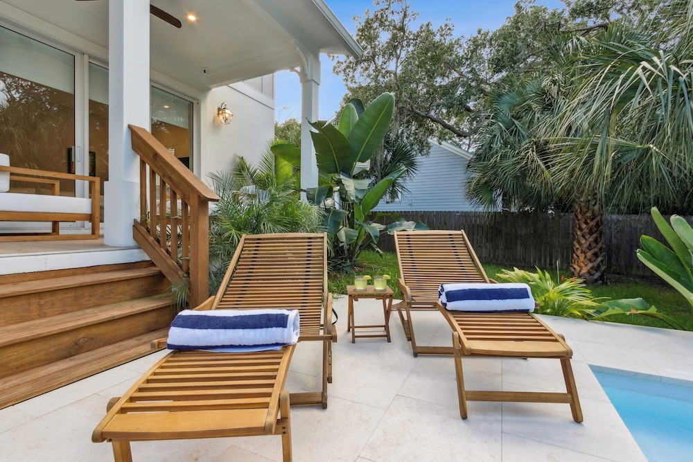 Serenity at Surfside by Avantstay Pool, Porches, Fire Pit & Arcade Near Vilano Beach