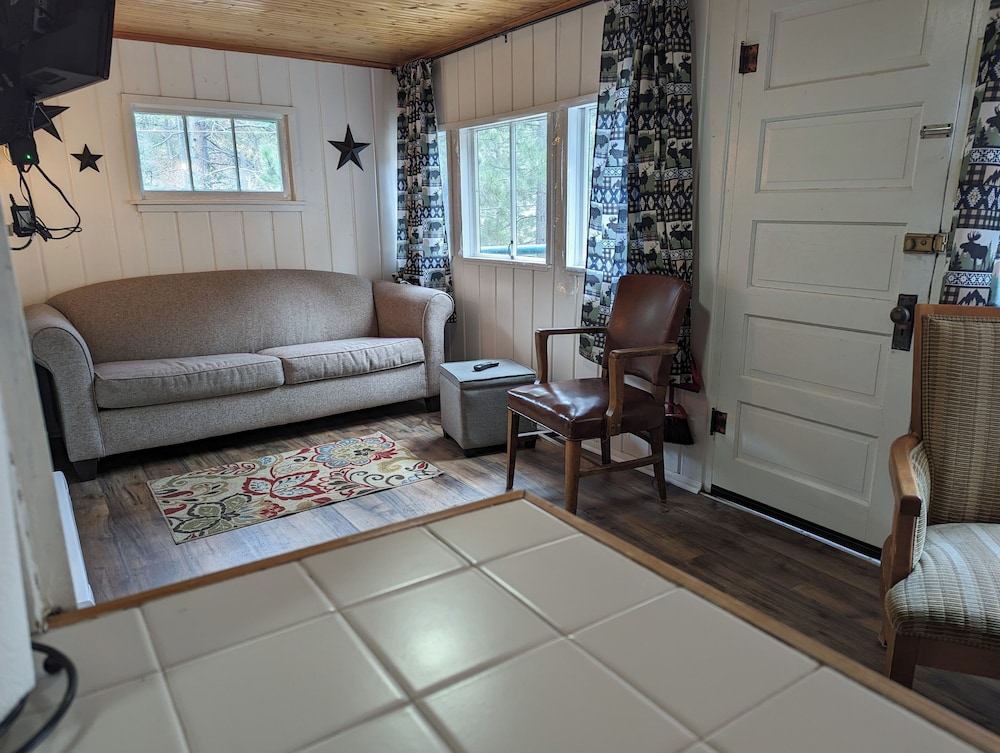 Ponderosa Pines Inn and Cabins