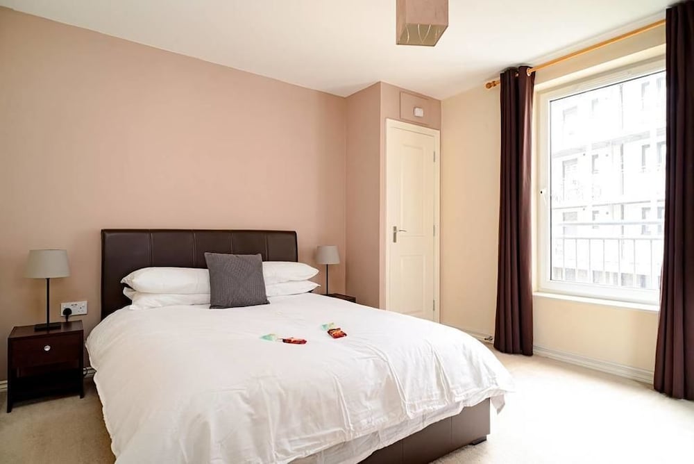 Wonderful Apartment nr Central Edinburgh view 2