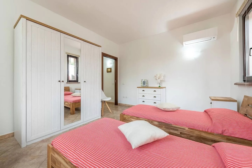 Amazing Detached Villa for 8 Guests Near Stintino