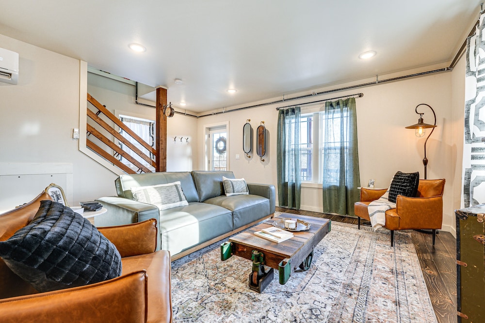 Historic Hollister Home: Shop, Dine & Drink Nearby