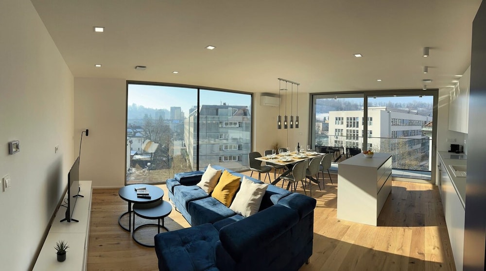Garden Residence - Premium Castle View Apartment