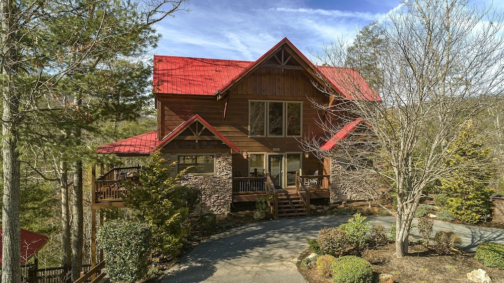 Appalachian Lodge - 4 Bedrooms, 4 Baths, Sleeps 14 Home by RedAwning