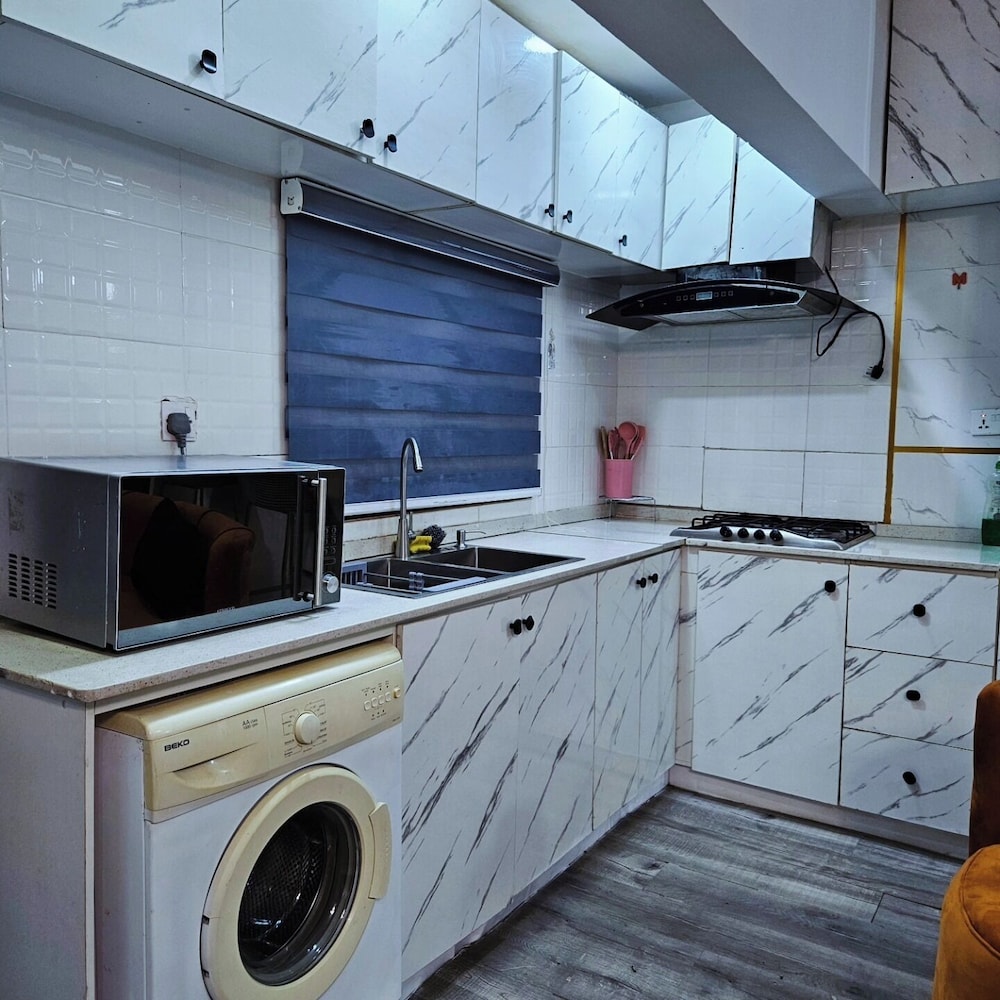 Metrohut Service Apartments