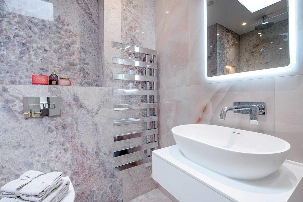 Marble Arch Suite 9-hosted by Sweetstay