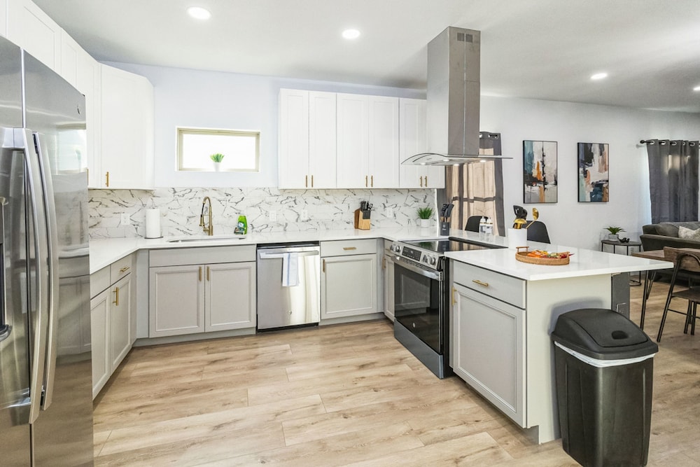 Stylish 4BR Home Mins to Downtown River Walk