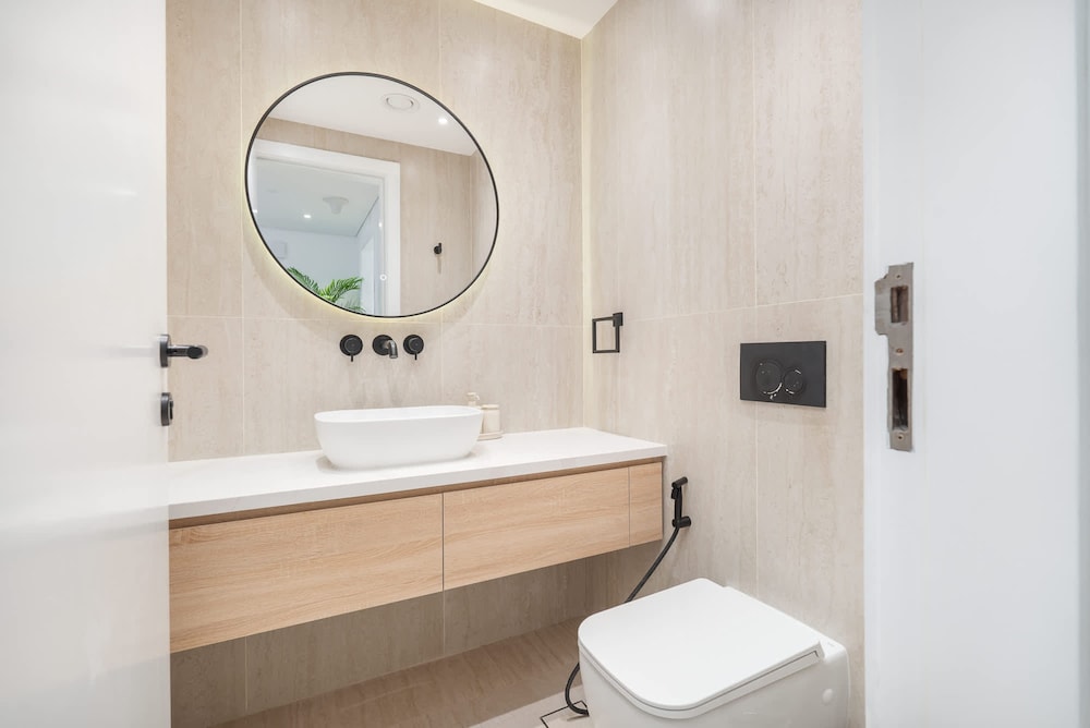 Bright and Airy 1-bedroom Apartment Perfect for 4 in Dubai Marina